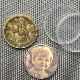 Beispiel für optionale Fotogravur auf Messing Münze neben der Christophorus Vorderseite, inklusive Schutzkapseln