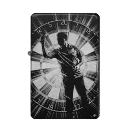 Benzinfeuerzeug mit Darts Motiv und Dartboard, Frontansicht auf weißem Hintergrund.