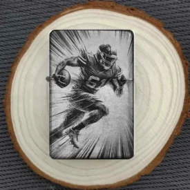 American Football Feuerzeug, Schwarz matt mit graviertem Footballspieler in voller Action, liegend auf einer Holzscheibe.