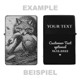 Personalisierbares Fuchs & Gans Feuerzeug, Rückseite mit Textbeispiel für individuelle Gravur.