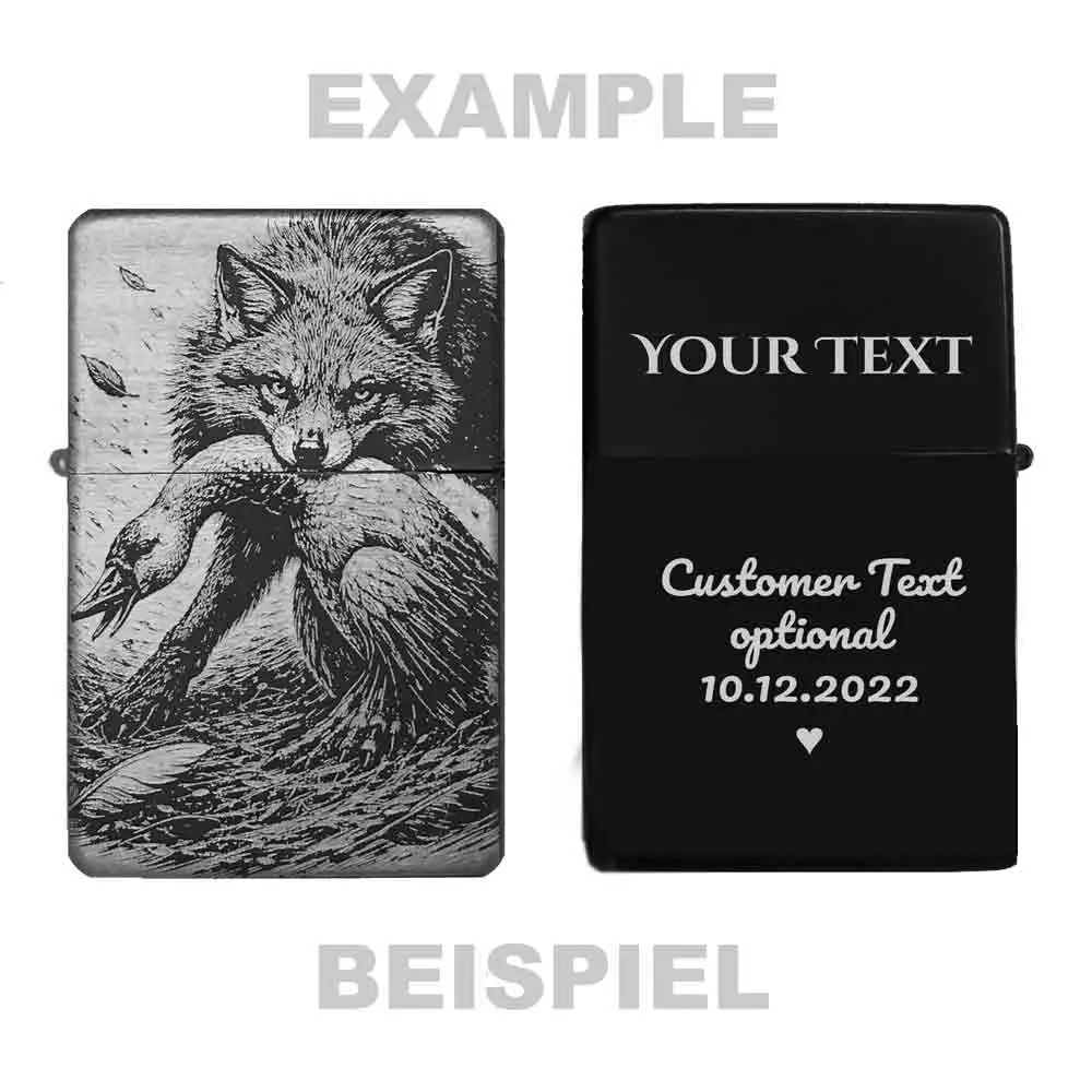 Personalisierbares Fuchs & Gans Feuerzeug, Rückseite mit Textbeispiel für individuelle Gravur.