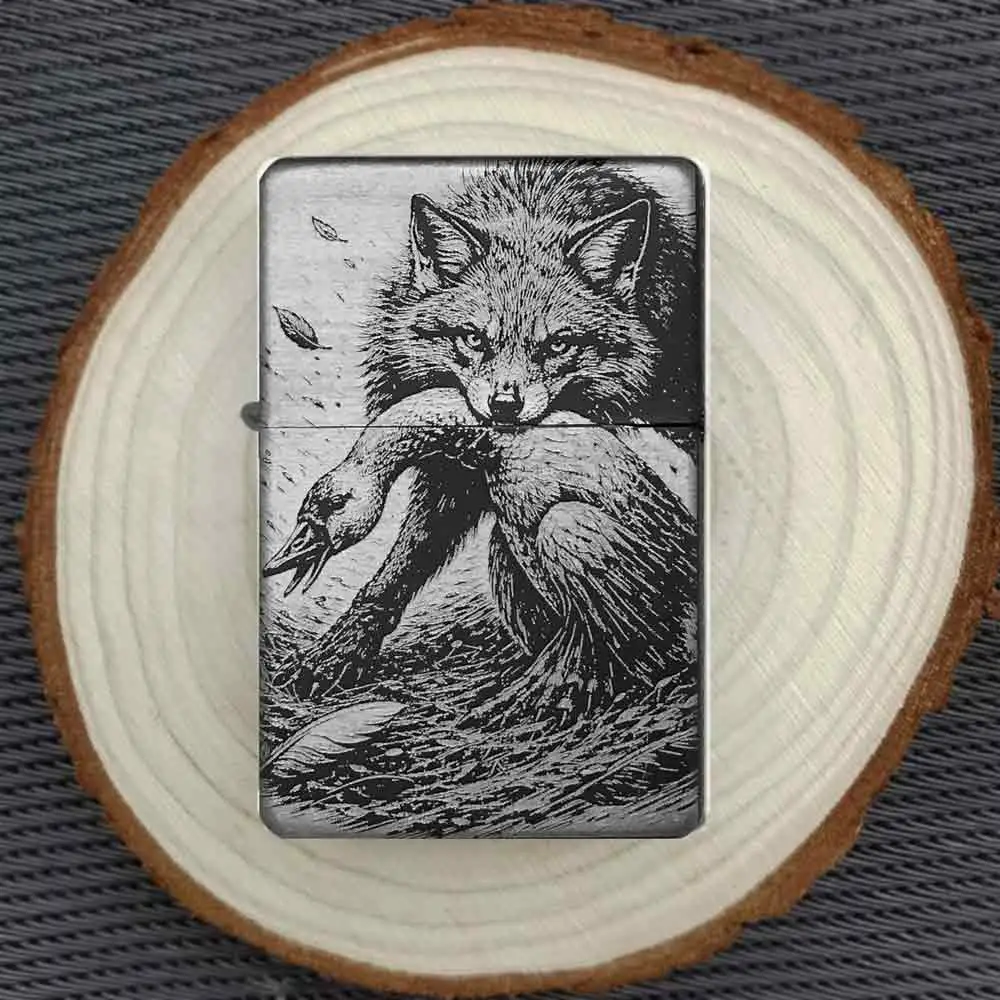 Fuchs & Gans Feuerzeug, Schwarz matt mit graviertem Fuchs, der eine Gans im Maul hält, liegend auf einer Holzscheibe.