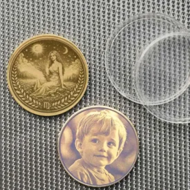 Sternzeichen Jungfrau Münze aus Messing Vorderseite und Beispiel für Fotogravur auf der Rückseite