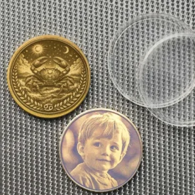 Beispiel für optionale Fotogravur auf Messing Münze neben der Krebs Vorderseite, inklusive Schutzkapseln