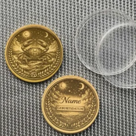 Set-Ansicht: Krebs Messing Münze Vorderseite, personalisierbare Rückseite mit Textgravur Name Datum und Schutzkapseln