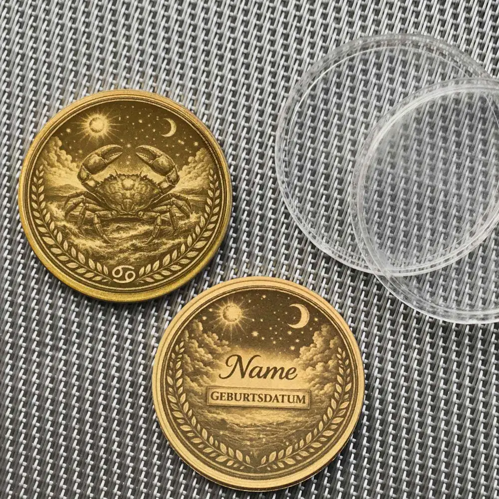 Set-Ansicht: Krebs Messing Münze Vorderseite, personalisierbare Rückseite mit Textgravur Name Datum und Schutzkapseln