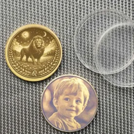 Beispiel für optionale Fotogravur auf Messing Münze neben der Löwe Vorderseite, inklusive Schutzkapseln