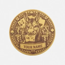 Vorderseite des Poker Card Guards aus Messing: Esel hält 7-2 Spielkarten im Maul, personalisiert mit Name.
