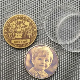 Beispiel des Card Guards mit optionaler Fotogravur eines Kindes auf der Rückseite statt des Chips.