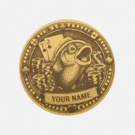 Vorderseite des Poker Card Guards aus Messing: Fisch mit 7-2 Spielkarten und Chips, personalisiert mit Name.