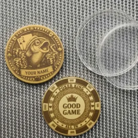 Standard-Rückseite im Casino-Chip-Design neben der Fisch-Vorderseite.