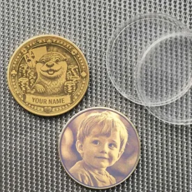 Beispiel des Card Guards mit optionaler Fotogravur eines Kindes auf der Rückseite statt des Chips.