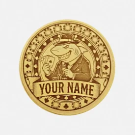 Vorderseite des Poker Card Guards aus Messing: Hai im Anzug mit Hut hält Spielkarten, personalisiert mit Name.