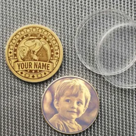 Beispiel des Card Guards mit optionaler Fotogravur eines Kindes auf der Rückseite statt des Chips.