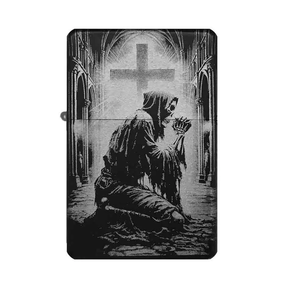 Benzinfeuerzeug mit Gothic Skull Motiv in einer Kirche, Frontansicht auf weißem Hintergrund.