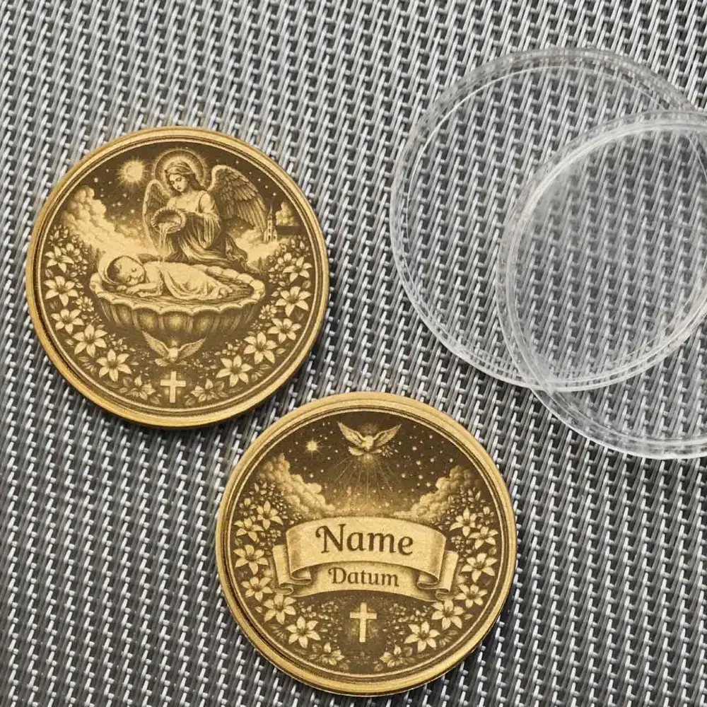 Beispielbild der Taufmünze Vorderseite neben einer gravierten Rückseite (Muster).