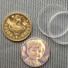 Beispiel der Taufmünze mit optionaler Fotogravur des Kindes auf der Rückseite statt des Text-Designs.