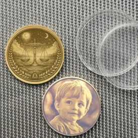 Sternzeichen Waage Münze aus Messing Vorderseite und Beispiel für Fotogravur auf der Rückseite