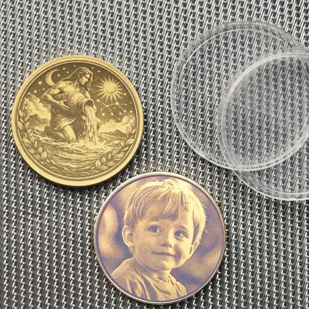 Vorderseite der Sternzeichen-Münze aus Messing: Wassermann in ausdrucksvollem astrologischem Design. Rückseite eigenes Design oder Foto.