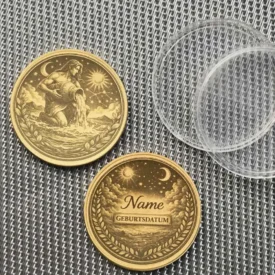 Vorderseite der Sternzeichen-Münze aus Messing: Wassermann in ausdrucksvollem astrologischem Design. Rückseite Name und Geburtsdatum personalsiert.
