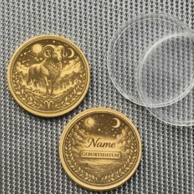 Standard-Rückseite im Wolken-Design mit graviertem Namen und Datum, passend zur Widder-Münze.