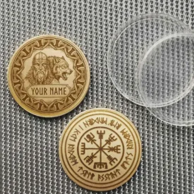 Standard-Rückseite mit Vegvísir-Kompass und Runenkreis neben der personalisierten Vorderseite.