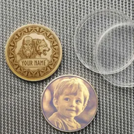 Beispiel der Wikinger-Münze mit optionaler Fotogravur eines Kindes auf der Rückseite statt des Kompasses.