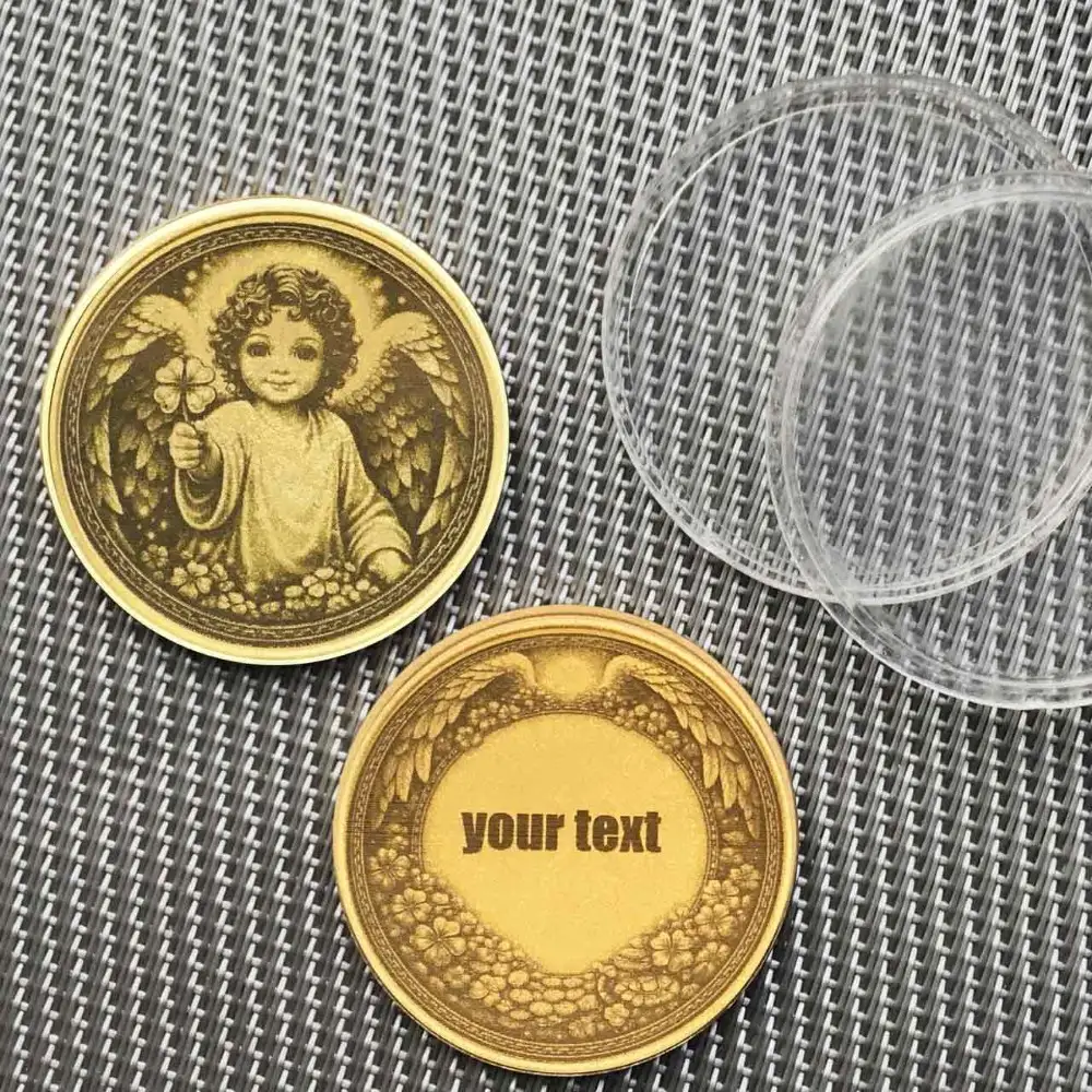 Schutzengelchen Münze zur Taufe mit personalisierter Textgravur in Rahmen mit Flügeln und Klee