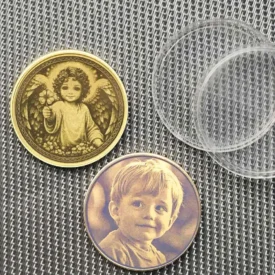 Personalisiertes Taufgeschenk Münze Vorderseite Engel und Beispiel für Fotogravur Kind