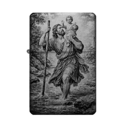 Benzinfeuerzeug St. Christopherus Motiv, detaillierte Lasergravur Schutzheiliger trägt das Jesuskind durch das Wasser, Frontansicht.