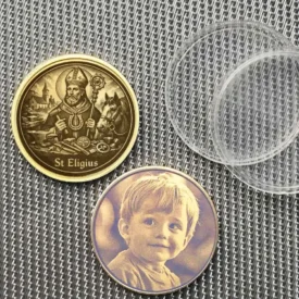 St. Eligius Schutzpatron Münze aus Messing Vorderseite und Beispiel für Fotogravur Kind