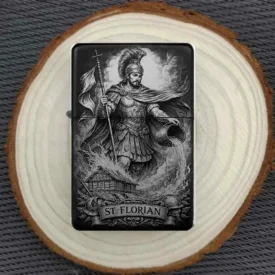 St. Florian Feuerzeug personalisiert, Gravur des Schutzpatrons der Feuerwehr auf schwarzem Metall, liegend auf Holzscheibe.