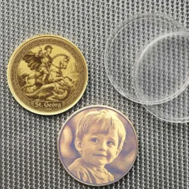St. Georg Schutzpatron Münze aus Messing Vorderseite und Beispiel für Fotogravur Kind