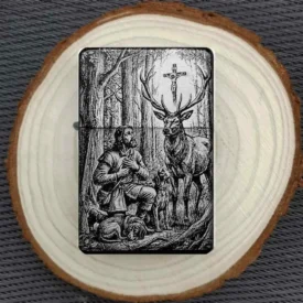 St. Hubertus Feuerzeug personalisiert, Gravur des Schutzpatrons der Jäger mit Hirsch und Kruzifix auf schwarzem Metall, auf Holzscheibe.