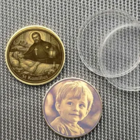 St. Kamillus Schutzpatron Münze aus Messing Vorderseite und Beispiel für Fotogravur Kind