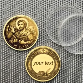 Personalisiertes Geschenk Hl. Lukas Schutzmünze mit Textgravur in Rahmen mit Buch und Feder