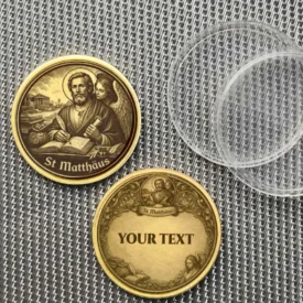 Personalisiertes Geschenk Hl. Matthäus Münze mit Textgravur in Rahmen mit Geldsack und Büchern