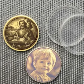 St. Matthäus Schutzpatron Münze aus Messing Vorderseite und Beispiel für Fotogravur Kind