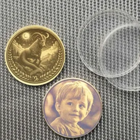 Sternzeichen Steinbock Münze aus Messing Vorderseite und Beispiel für Fotogravur auf der Rückseite