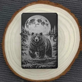 Personalisiertes Benzinfeuerzeug mit Bär vor Mond, schwarze Matt-Optik mit feiner Metallgravur.