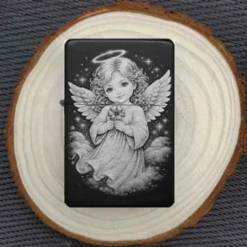 Graviertes Engel-Feuerzeug, süßes Schutzengel-Design auf schwarzem Metallgehäuse, Geschenkidee.