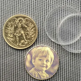 Beispiel für optionale Fotogravur auf Messing Münze neben der St. Michael Vorderseite, inklusive Schutzkapseln