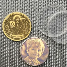 Santa Muerte Glücksbringer Münze aus Messing Vorderseite und Beispiel für Fotogravur Kind