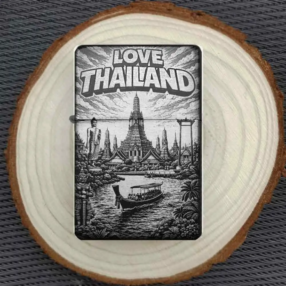 Thailand Feuerzeug personalisiert, Gravur Wat Arun Tempel und Longtailboot auf schwarzem Metall, auf rustikaler Holzscheibe präsentiert.