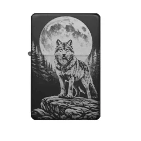 Personalisiertes Benzinfeuerzeug mit Wolf vor Mond, schwarze Matt-Optik mit feiner Metallgravur.