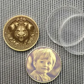 Personalisierte Messingmünze Keiler | Schutzmünze Gravur - Beispiel persönliches Foto